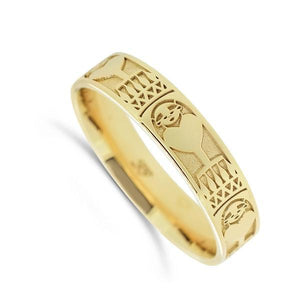 Alliance ruban motifs fléches en or jaune largeur 5 mm.-Alliance or et argent-Marque:Référence: R.5-L10.19Métal: Or jauneTitre: 18 caratsPoids du métal: 4,00 GrComment choisir sa taille de doigt:cliquer pour découvrir notre guide des tailles imprimable-DIAM'S- -DIAM'S NC