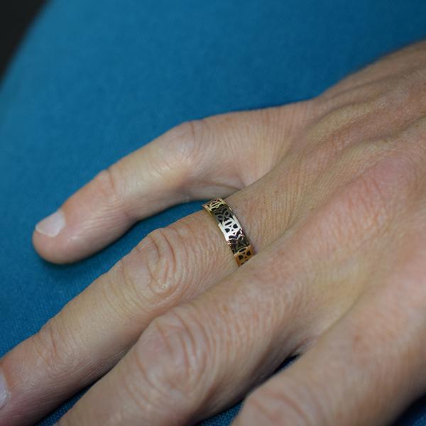 Alliance tiki en or jaune résine noire largeur 4,5 mm.-Alliance or et argent-Marque:Référence: R.4.5-L10.11Métal: Or jauneTitre: 18 caratsPoids du métal: 4,40 GrComment choisir sa taille de doigt:cliquer pour découvrir notre guide des tailles imprimable-DIAM'S- -DIAM'S NC