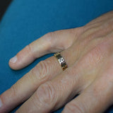 Alliance tiki en or jaune résine noire largeur 4,5 mm.-Alliance or et argent-Marque:Référence: R.4.5-L10.11Métal: Or jauneTitre: 18 caratsPoids du métal: 4,40 GrComment choisir sa taille de doigt:cliquer pour découvrir notre guide des tailles imprimable-DIAM'S- -DIAM'S NC