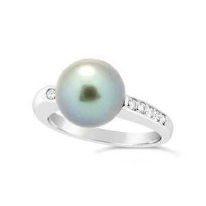 Bague en or blanc sertie de diamants et perle de Tahiti.-Bagues perle et diamant-Marque:Référence: D7.26-OB-299Métal: Or blancTitre: 18 caratsPoids du métal: 2,90 GrType de pierre: Perle(s) de TahitiForme - taille: RondePureté: AType de pierre (2): Diamant(s)Poids (2): 0,06 CtForme - taille (2): Taille brillantCouleur (2): FPureté (2): SI1Comment choisir sa taille de doigt:cliquer pour découvrir notre guide des tailles imprimable-DIAM'S- -DIAM'S NC