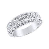 Bague en or blanc sertie de diamants.-Bagues diamants-Marque:Référence: D2.46-OBMétal: Or blancTitre: 18 caratsPoids du métal: 6,60 GrType de pierre: Diamant(s)Poids: 1,08 CtForme - taille: Taille brillantCouleur: FPureté: SI1Comment choisir sa taille de doigt:cliquer pour découvrir notre guide des tailles imprimable-DIAM'S- -DIAM'S NC