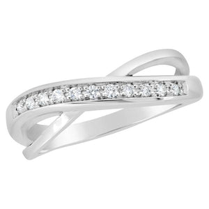 Bague en or blanc sertie de diamants.-Bagues diamants-Marque:Référence: D9.17-OBMétal: Or blancTitre: 18 caratsPoids du métal: 3,60 GrType de pierre: Diamant(s)Poids: 0,11 CtForme - taille: Taille brillantCouleur: FPureté: SI1Comment choisir sa taille de doigt:cliquer pour découvrir notre guide des tailles imprimable-DIAM'S- -DIAM'S NC