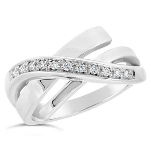Bague en or blanc sertie de diamants.-Bagues diamants-Marque:Référence: D9.19-OBMétal: Or blancTitre: 18 caratsPoids du métal: 5,00 GrType de pierre: Diamant(s)Poids: 0,11 CtForme - taille: Taille brillantCouleur: FPureté: SI1Comment choisir sa taille de doigt:cliquer pour découvrir notre guide des tailles imprimable-DIAM'S- -DIAM'S NC