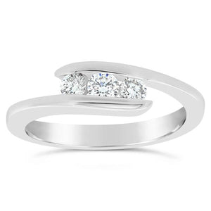 Bague en or blanc sertie de diamants.-Bagues diamants-Marque:Référence: D9.56-OBMétal: Or blancTitre: 18 caratsPoids du métal: 3,10 GrType de pierre: Diamant(s)Poids: 0,24 CtForme - taille: Taille brillantCouleur: FPureté: SI1Comment choisir sa taille de doigt:cliquer pour découvrir notre guide des tailles imprimable-DIAM'S- -DIAM'S NC