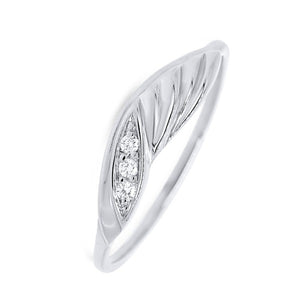 Bague en or blanc sertie de diamants.-Bagues diamants-Marque:Référence: 2.18-OBMétal: Or blancTitre: 18 caratsPoids du métal: 1,30 GrType de pierre: Diamant(s)Poids: 0,03 CtForme - taille: Taille brillantCouleur: FPureté: SI1Comment choisir sa taille de doigt:cliquer pour découvrir notre guide des tailles imprimable-DIAM'S- -DIAM'S NC