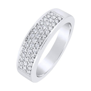 Bague en or blanc sertie de diamants.-Bagues diamants-Marque:Référence: D2.7/OBMétal: Or blancTitre: 18 caratsPoids du métal: 4,90 GrType de pierre: Diamant(s)Poids: 0,41 CtForme - taille: Taille brillantCouleur: FPureté: SI1Comment choisir sa taille de doigt:cliquer pour découvrir notre guide des tailles imprimable-DIAM'S- -DIAM'S NC