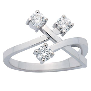 Bague en or blanc sertie de diamants.-Bagues diamants-Marque:Référence: D9.28/OBMétal: Or blancTitre: 18 caratsPoids du métal: 4,10 GrType de pierre: Diamant(s)Poids: 0,45 CtForme - taille: Taille brillantCouleur: FPureté: SI1Comment choisir sa taille de doigt:cliquer pour découvrir notre guide des tailles imprimable-DIAM'S- -DIAM'S NC