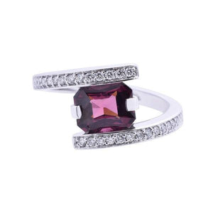 Bague en or blanc sertie d'une rhodolite et de diamants.-Bagues pierres précieuses-Marque:Référence: D9.142-OB-RHMétal: Or blancTitre: 18 caratsPoids du métal: 6,50 GrType de pierre: Rhodolite grenatPoids: 2,10 CtForme - taille: Taille coussinCouleur: MauveType de pierre (2): Diamant(s)Poids (2): 0,30 CtForme - taille (2): Taille brillantCouleur (2): FPureté (2): SI1Comment choisir sa taille de doigt:cliquer pour découvrir notre guide des tailles imprimable-DIAM'S- -DIAM'S NC