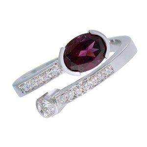 Bague en or blanc sertie d'une rhodonite et de diamants.-Bagues pierres précieuses-Marque:Référence: D9.7-OB-RHMétal: Or blancTitre: 18 caratsPoids du métal: 5,40 GrType de pierre: Rhodolite grenatPoids: 0,50 CtForme - taille: Taille ovaleCouleur: RougeType de pierre (2): Diamant(s)Poids (2): 0,23 CtForme - taille (2): Taille brillantCouleur (2): FPureté (2): SI1Comment choisir sa taille de doigt:cliquer pour découvrir notre guide des tailles imprimable-DIAM'S- -DIAM'S NC