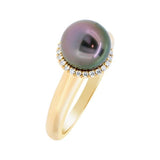 Bague en or jaune sertie de diamants et une perle de Tahiti 7/8.5 mm.-Bagues perle et diamant-Marque:Référence: D7.45-298Métal: Or jauneTitre: 18 caratsPoids du métal: 4,00 GrType de pierre: Perle(s) de TahitiForme - taille: RondeCouleur: RosePureté: AType de pierre (2): Diamant(s)Poids (2): 0,19 CtForme - taille (2): Taille brillantCouleur (2): FPureté (2): SI1Comment choisir sa taille de doigt:cliquer pour découvrir notre guide des tailles imprimable-DIAM'S- -DIAM'S NC