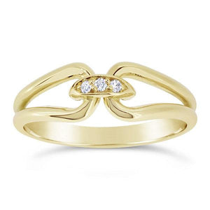 Bague en or jaune sertie de diamants.-Bagues diamants-Marque:Référence: D9.52Métal: Or jauneTitre: 18 caratsPoids du métal: 2,40 GrType de pierre: Diamant(s)Poids: 0,03 CtForme - taille: Taille brillantCouleur: FPureté: SI1Comment choisir sa taille de doigt:cliquer pour découvrir notre guide des tailles imprimable-DIAM'S- -DIAM'S NC