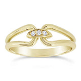 Bague en or jaune sertie de diamants.-Bagues diamants-Marque:Référence: D9.52Métal: Or jauneTitre: 18 caratsPoids du métal: 2,40 GrType de pierre: Diamant(s)Poids: 0,03 CtForme - taille: Taille brillantCouleur: FPureté: SI1Comment choisir sa taille de doigt:cliquer pour découvrir notre guide des tailles imprimable-DIAM'S- -DIAM'S NC
