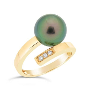 Bague en or jaune sertie d'une perle et de diamants.-Bagues perle et diamant-Marque:Référence: D7.25Métal: Or jauneTitre: 18 caratsPoids du métal: 2,70 GrType de pierre: Perle de TAHITIPoids: Forme - taille: Semi rondeCouleur: Pureté: AType de pierre (2): Diamant(s)Poids (2): 0,03 CtForme - taille (2): Taille brillantCouleur (2): FPureté (2): SI1Comment choisir sa taille de doigt:cliquer pour découvrir notre guide des tailles imprimable-DIAM'S- -DIAM'S NC