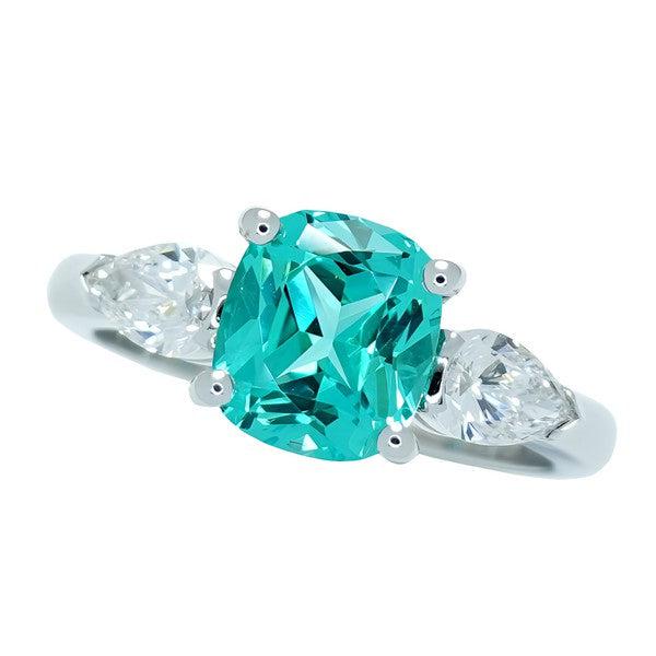 Bague or blanc sertie d'un chrysobéryl de laboratoire et de diamants taille poire certifiés.-Bagues pierres précieuses-Marque: Référence: D0.245-OB-CH-MMétal: Or blancTitre: 18 caratsPoids du métal: 4,50 GrType de pierre: Chrysobéryl de laboratoirePoids: 2,25 CtForme - taille: Taille coussinCouleur: VertType de pierre (2): Diamant certifiéPoids (2): 0,60 CtForme - taille (2): Taille poireCouleur (2): DPureté (2): VS Comment choisir sa taille de doigt:cliquer pour découvrir notre guide des tailles imprimable