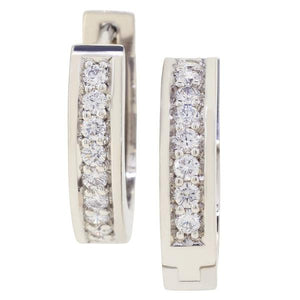 Boucles d'oreilles en or blanc serties de diamants.-Boucles d'oreilles diamants-Marque:Référence: D6.59-OBMétal: Or blancTitre: 18 caratsPoids du métal: 3,00 GrType de pierre: Diamant(s)Poids: 0,18 CtForme - taille: Taille brillantCouleur: FPureté: SI1-DIAM'S- -DIAM'S NC