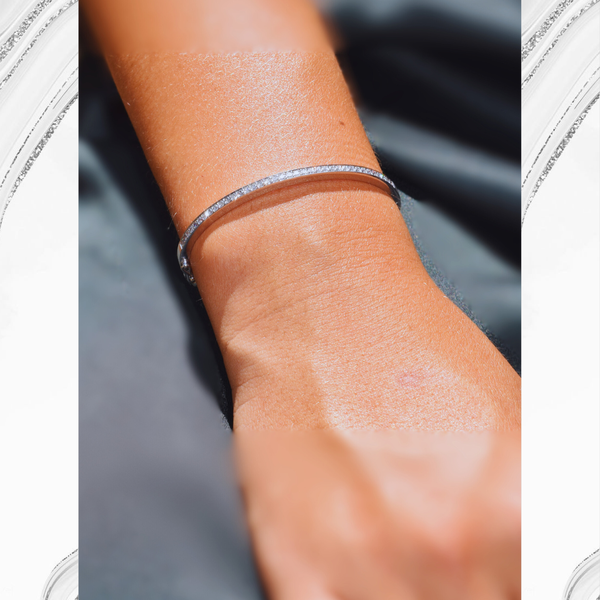 Bracelet en or blanc serti de diamants.-Bracelets diamants-Marque:Référence: D4.35-OBMétal: Or blancTitre: 18 caratsPoids du métal: 12,20 GrType de pierre: Diamant(s)Poids: 0,47 CtForme - taille: Taille brillantCouleur: FPureté: SI1-DIAM'S- -DIAM'S NC