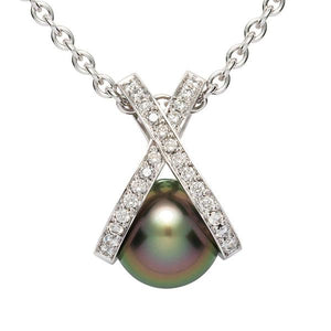 Pendentif en or blanc serit de diamants et d'une perle-Pendentifs & Colliers perle et diamants-Marque:Référence: D3.98-OBMétal: Or blancTitre: 18 caratsPoids du métal: 2,00 GrType de pierre: Perle de TAHITIForme - taille: RondePureté: AType de pierre (2): Diamant(s)Poids (2): 0,26 CtForme - taille (2): Taille brillantCouleur (2): FPureté (2): SI1-DIAM'S- D3.98-OB-DIAM'S NC