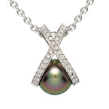 Pendentif en or blanc serit de diamants et perle de Tahiti-Pendentifs & Colliers perle et diamants-Marque:Référence: D3.98-OBMétal: Or blancTitre: 18 caratsPoids du métal: 2,00 GrType de pierre: Perle(s) de TahitiForme - taille: RondePureté: AType de pierre (2): Diamant(s)Poids (2): 0,26 CtForme - taille (2): Taille brillantCouleur (2): FPureté (2): SI1-DIAM'S- -DIAM'S NC