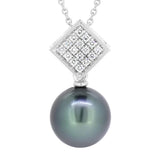 Pendentif en or blanc serti de diamants et d'une perle de Tahiti.-Pendentifs & Colliers perle et diamants-Marque:Référence: D3.52-OBMétal: Or blancTitre: 18 caratsPoids du métal: 1,30 GrType de pierre: Perle(s) de TahitiPureté: AType de pierre (2): Diamant(s)Poids (2): 0,16 CtForme - taille (2): Taille brillantCouleur (2): FPureté (2): SI1-DIAM'S- -DIAM'S NC