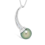 Pendentif en or blanc serti de diamants et perle de Tahiti-Pendentifs & Colliers perle et diamants-Marque:Référence: D3.145-OB-PMétal: Or blancTitre: 18 caratsPoids du métal: 2,00 GrType de pierre: Perle(s) de TahitiForme - taille: RondeCouleur: VertPureté: AType de pierre (2): Diamant(s)Poids (2): 0,09 CtForme - taille (2): Taille brillantCouleur (2): FPureté (2): SI1-DIAM'S- -DIAM'S NC