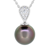 Pendentif en or blanc serti de diamants et perle de Tahiti.-Pendentifs & Colliers perle et diamants-Marque:Référence: D3.129-185-O BMétal: Or blancTitre: 18 caratsPoids du métal: Type de pierre: Perle(s) de TahitiForme - taille: Taille brillantCouleur: VertPureté: AType de pierre (2): Diamant(s)Poids (2): 0,10 CtForme - taille (2): Taille brillantCouleur (2): FPureté (2): SI1-DIAM'S- -DIAM'S NC