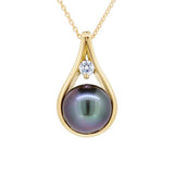 Pendentif en or jaune serti d'un diamant et perle de Tahiti.-Pendentifs & Colliers perle et diamants-Marque:Référence: D3.97Métal: Or jauneTitre: 18 caratsPoids du métal: 1,00 GrType de pierre: Perle(s) de TahitiForme - taille: RondeCouleur: VertType de pierre (2): Diamant(s)Poids (2): 0,07 CtForme - taille (2): Taille brillantCouleur (2): FPureté (2): SI1-DIAM'S- -DIAM'S NC