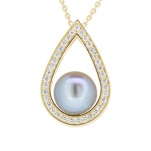 Pendentif en or jaune serti d'une perle et de diamants-Pendentifs & Colliers perle et diamants-Marque:Référence: D3.13-172Métal: Or jauneTitre: 18 caratsPoids du métal: 4,00 GrType de pierre: Perle de TAHITIPoids: Forme - taille: Semi rondeCouleur: Pureté: AType de pierre (2): Diamant(s)Poids (2): 0,35 CtForme - taille (2): Taille brillantCouleur (2): FPureté (2): SI1-DIAM'S- -DIAM'S NC