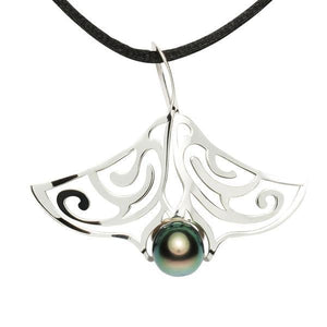 Pendentif raie en argent et perle de Tahiti,.-Pendentifs & Colliers perle-Marque:Référence: L3.39-A-PMétal: ArgentTitre: 925Poids du métal: 2,50 GrType de pierre: Perle(s) de Tahiti-DIAM'S- -DIAM'S NC