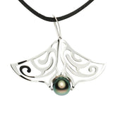 Pendentif raie en argent et perle de Tahiti,.-Pendentifs & Colliers perle-Marque:Référence: L3.39-A-PMétal: ArgentTitre: 925Poids du métal: 2,50 GrType de pierre: Perle(s) de Tahiti-DIAM'S- -DIAM'S NC
