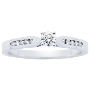 Solitaire en or blanc serti de diamants.-Solitaires accompagnés-Marque:Référence: D0.76-OBMétal: Or blancTitre: 18 caratsPoids du métal: 3,40 GrType de pierre: Diamant(s)Poids: 0,15 CtForme - taille: Taille brillantCouleur: FPureté: SI1Type de pierre (2): Diamant(s)Poids (2): 0,10 CtForme - taille (2): Taille brillantCouleur (2): FPureté (2): SI1Comment choisir sa taille de doigt:cliquer pour découvrir notre guide des tailles imprimable-DIAM'S- -DIAM'S NC