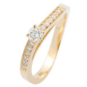Solitaire en or jaune serti de diamants.-Solitaires accompagnés-Marque: Référence: D0.215Métal: Or jauneTitre: 18 caratsPoids du métal: 2,00 Gr Type de pierre (1): Diamant(s)Poids: 0,15 CtForme - taille (1): Taille brillantCouleur (1): FPureté (1): SI1 Type de pierre (2): Diamant(s)Poids (2): 0,12 CtForme - taille (2): Taille brillantCouleur (2): FPureté (2): SI1 Comment choisir sa taille de doigt:cliquer pour découvrir notre guide des tailles imprimable-DIAM'S- -DIAM'S NC