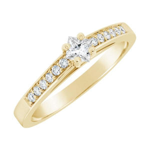 Solitaire en or jaune serti de diamants.-Solitaires accompagnés-Marque:Référence: D0.100Métal: Or jauneTitre: 18 caratsPoids du métal: 3,10 GrType de pierre: Diamant(s)Poids: 0,15 CtForme - taille: Taille princesseCouleur: FPureté: SI1Type de pierre (2): Diamant(s)Poids (2): 0,12 CtForme - taille (2): Taille brillantCouleur (2): FPureté (2): SI1Comment choisir sa taille de doigt:cliquer pour découvrir notre guide des tailles imprimable-DIAM'S- -DIAM'S NC