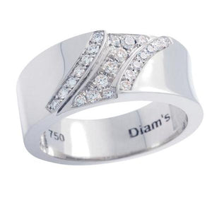 bague en or blanc sertie de diamants.-Bagues diamants-Marque:Référence: D2.31-OBMétal: Or blancTitre: 18 caratsPoids du métal: 7,00 GrType de pierre: Diamant(s)Poids: 0,18 CtForme - taille: Taille brillantCouleur: FPureté: SI1Type de pierre (2): Poids (2): 0,10 CtForme - taille (2): Couleur (2): Pureté (2): Comment choisir sa taille de doigt:cliquer pour découvrir notre guide des tailles imprimable-DIAM'S- -DIAM'S NC