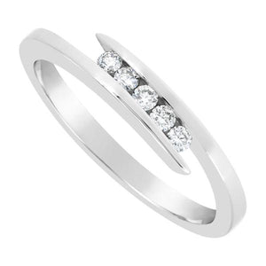 Alliance en or blanc sertie de diamants-Alliances diamants-Marque:Référence: D1.98-OBMétal: Or blancTitre: 18 caratsPoids du métal: 2,60 GrType de pierre: Diamant(s)Poids: 0,10 CtForme - taille: Taille brillantCouleur: FPureté: SI1Comment choisir sa taille de doigt:cliquer pour découvrir notre guide des tailles imprimable-DIAM'S- -DIAM'S NC