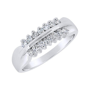 Alliance en or blanc sertie de diamants.-Alliances diamants-Marque:Référence: 1.121-OBMétal: Or blancTitre: 18 caratsPoids du métal: 2,80 GrType de pierre: Diamant(s)Poids: 0,28 CtForme - taille: Taille brillantCouleur: FPureté: SI1Comment choisir sa taille de doigt:cliquer pour découvrir notre guide des tailles imprimable-DIAM'S- -DIAM'S NC