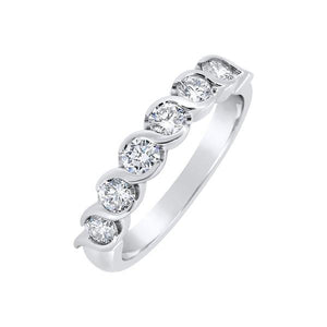 Alliance en or blanc sertie de diamants.-Alliances diamants-Marque:Référence: D1.27-OBMétal: Or blancTitre: 18 caratsPoids du métal: 3,90 GrType de pierre: Diamant(s)Poids: 0,60 CtForme - taille: Taille brillantCouleur: FPureté: SI1Comment choisir sa taille de doigt:cliquer pour découvrir notre guide des tailles imprimable-DIAM'S- -DIAM'S NC