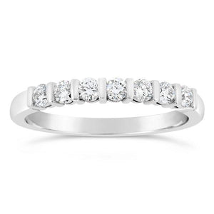 Alliance en or blanc sertie de diamants.-Alliances diamants-Marque:Référence: D1.36-OBMétal: Or blancTitre: 18 caratsPoids du métal: 2,60 GrType de pierre: Diamant(s)Poids: 0,28 CtForme - taille: Taille brillantCouleur: FPureté: SI1Comment choisir sa taille de doigt:cliquer pour découvrir notre guide des tailles imprimable-DIAM'S- -DIAM'S NC