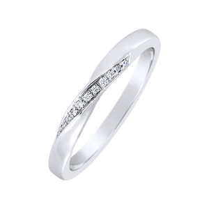 Alliance en or blanc sertie de diamants.-Alliances diamants-Marque:Référence: D1.198-OB 53Métal: Or blancTitre: 18 caratsPoids du métal: 2,40 GrType de pierre: Diamant(s)Poids: 0,03 CtForme - taille: Taille brillantCouleur: FPureté: SI1Comment choisir sa taille de doigt:cliquer pour découvrir notre guide des tailles imprimable-DIAM'S- -DIAM'S NC