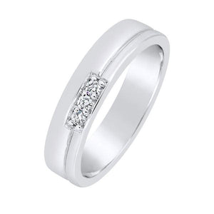 Alliance en or blanc sertie de diamants.-Alliances diamants-Marque:Référence: D1.96-OB 53Métal: Or blancTitre: 18 caratsPoids du métal: 4,00 GrType de pierre: Diamant(s)Poids: 0,06 CtForme - taille: Taille brillantCouleur: FPureté: SI1Comment choisir sa taille de doigt:cliquer pour découvrir notre guide des tailles imprimable-DIAM'S- -DIAM'S NC