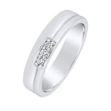 Alliance en or blanc sertie de diamants.-Alliances diamants-Marque:Référence: D1.96-OB 53Métal: Or blancTitre: 18 caratsPoids du métal: 4,00 GrType de pierre: Diamant(s)Poids: 0,06 CtForme - taille: Taille brillantCouleur: FPureté: SI1Comment choisir sa taille de doigt:cliquer pour découvrir notre guide des tailles imprimable-DIAM'S- -DIAM'S NC