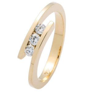 Alliance en or jaune sertie de diamants.-Alliances diamants-Marque:Référence: D1.14Métal: Or jauneTitre: 18 caratsPoids du métal: 3,50 GrType de pierre: Diamant(s)Poids: 0,21 CtForme - taille: Taille brillantCouleur: FPureté: SI1Comment choisir sa taille de doigt:cliquer pour découvrir notre guide des tailles imprimable-DIAM'S- -DIAM'S NC