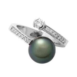 Bague en or blanc 18 cts , 14 diamants : 0,1 ct 1 diamant de 0.15 ct et une perle de Tahiti-Bagues perle et diamant-Marque:Référence: D9.7-OB-PMétal: Or blancTitre: 18 caratsPoids du métal: 4,80 GrType de pierre: Diamant(s)Poids: 0,01 CtForme - taille: Taille brillantCouleur: FPureté: SI1Type de pierre (2): Poids (2): 0,15 CtForme - taille (2): Couleur (2): Pureté (2): Comment choisir sa taille de doigt:cliquer pour découvrir notre guide des tailles imprimable-DIAM'S- -DIAM'S NC