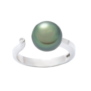 Bague en or blanc sertie de diamants 1 perle de Tahiti semi ronde A 8.6/9.5mm-Bagues perle et diamant-Marque:Référence: D7.38-OBMétal: Or blancTitre: 18 caratsPoids du métal: 3,20 GrType de pierre: Diamant(s)Poids: 0,01 CtForme - taille: Taille brillantCouleur: FPureté: SI1Comment choisir sa taille de doigt:cliquer pour découvrir notre guide des tailles imprimable-DIAM'S- D7.38-OB-DIAM'S NC
