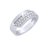 Bague en or blanc sertie de diamants.-Bagues diamants-Marque:Référence: D2.36-OBMétal: Or blancTitre: 18 caratsPoids du métal: 6,60 GrType de pierre: Diamant(s)Poids: 0,36 CtForme - taille: Taille brillantCouleur: FPureté: SI1Comment choisir sa taille de doigt:cliquer pour découvrir notre guide des tailles imprimable-DIAM'S- -DIAM'S NC