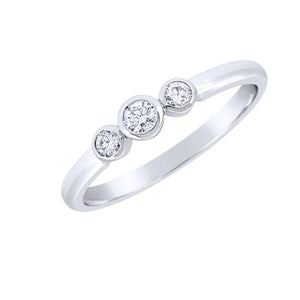 Bague en or blanc sertie de diamants.-Bagues diamants-Marque:Référence: D9.140-OBMétal: Or blancTitre: 18 caratsPoids du métal: 1,90 GrType de pierre: Diamant(s)Poids: 0,15 CtForme - taille: Taille brillantCouleur: FPureté: SI1Comment choisir sa taille de doigt:cliquer pour découvrir notre guide des tailles imprimable-DIAM'S- -DIAM'S NC