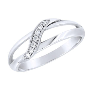 Bague en or blanc sertie de diamants.-Bagues diamants-Marque:Référence: D9.8-OBMétal: Or blancTitre: 18 caratsPoids du métal: 2,80 GrType de pierre: Diamant(s)Poids: 0,07 CtForme - taille: Taille brillantCouleur: FPureté: SI1Comment choisir sa taille de doigt:cliquer pour découvrir notre guide des tailles imprimable-DIAM'S- -DIAM'S NC