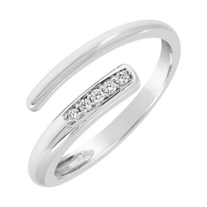 Bague en or blanc sertie de diamants.-Bagues diamants-Marque:Référence: D9.4-OBMétal: Or blancTitre: 18 caratsPoids du métal: 2,70 GrType de pierre: Diamant(s)Poids: 0,05 CtForme - taille: Taille brillantCouleur: FPureté: SI1Comment choisir sa taille de doigt:cliquer pour découvrir notre guide des tailles imprimable-DIAM'S- -DIAM'S NC