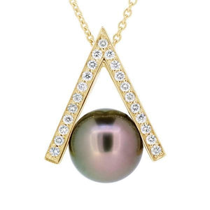 Pendentif en or jaune serti de diamants et perle de Tahiti.-Pendentifs & Colliers perle et diamants-Marque:Référence: D3.56-PMétal: Or jauneTitre: 18 caratsPoids du métal: 3,80 GrType de pierre: Perle(s) de TahitiForme - taille: RondeType de pierre (2): Diamant(s)Poids (2): 0,23 CtForme - taille (2): Taille brillantCouleur (2): FPureté (2): SI1-DIAM'S- -DIAM'S NC