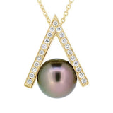 Pendentif en or jaune serti de diamants et perle de Tahiti.-Pendentifs & Colliers perle et diamants-Marque:Référence: D3.56-PMétal: Or jauneTitre: 18 caratsPoids du métal: 3,80 GrType de pierre: Perle(s) de TahitiForme - taille: RondeType de pierre (2): Diamant(s)Poids (2): 0,23 CtForme - taille (2): Taille brillantCouleur (2): FPureté (2): SI1-DIAM'S- -DIAM'S NC